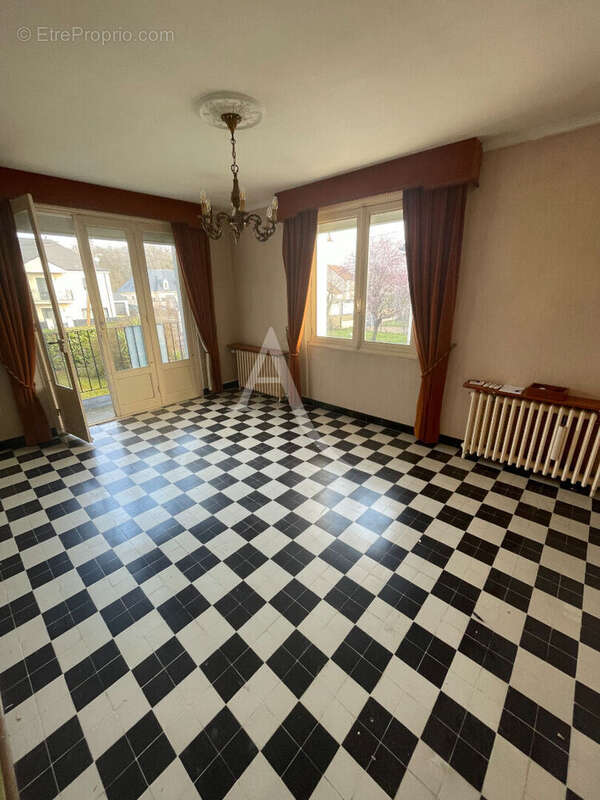 Maison à SAINT-JEAN-DE-BRAYE