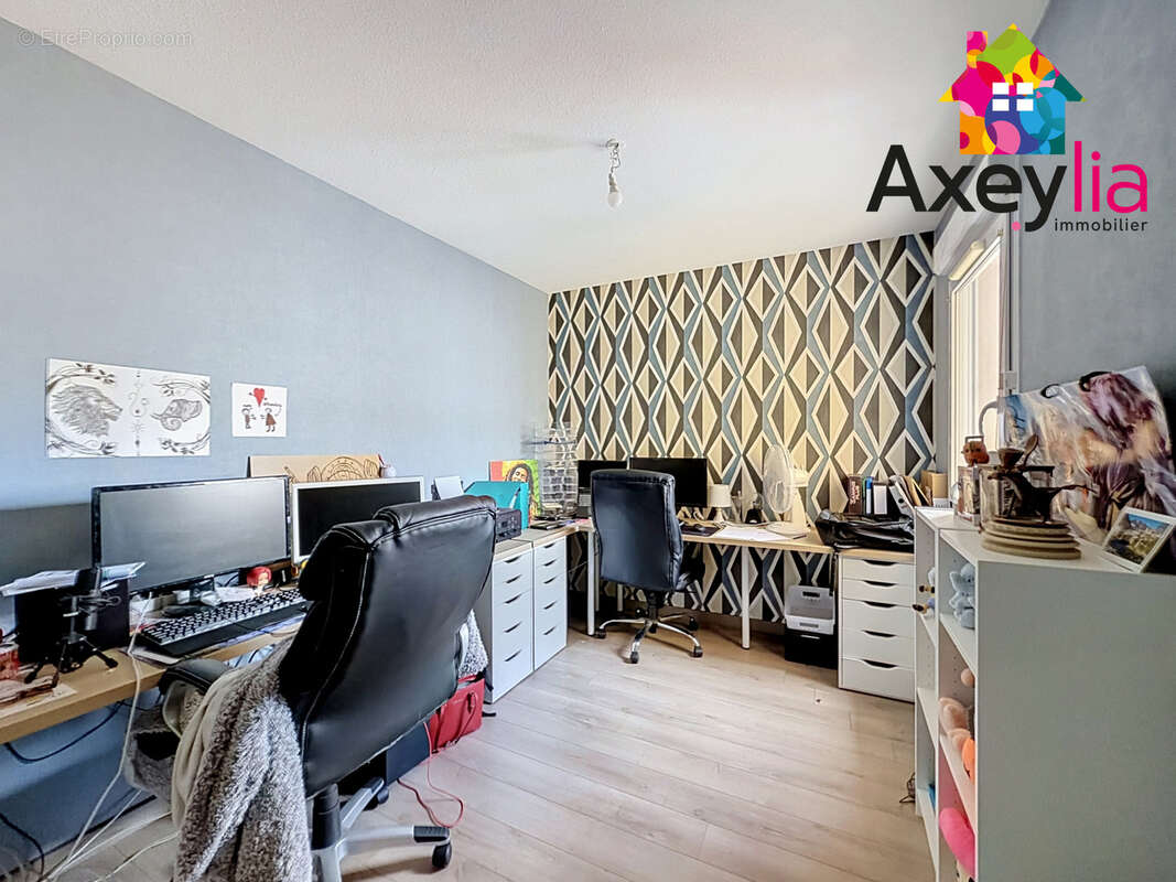 A vendre - roanne - appartement t5, en duplex avec 4 chambres, stationnement, cave et terrasse - photo 8