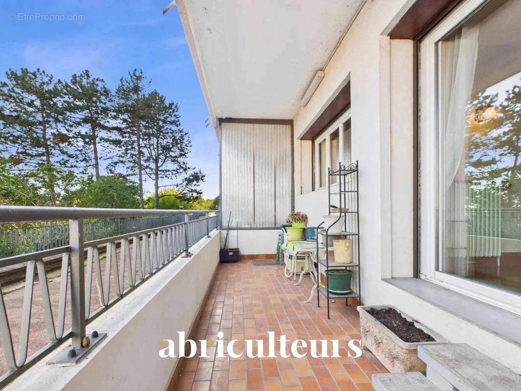 T3 traversant lumineux avec grande terrasse, vue exceptionnelle sur parc, au cœur de la Croix-Rousse - photo 2