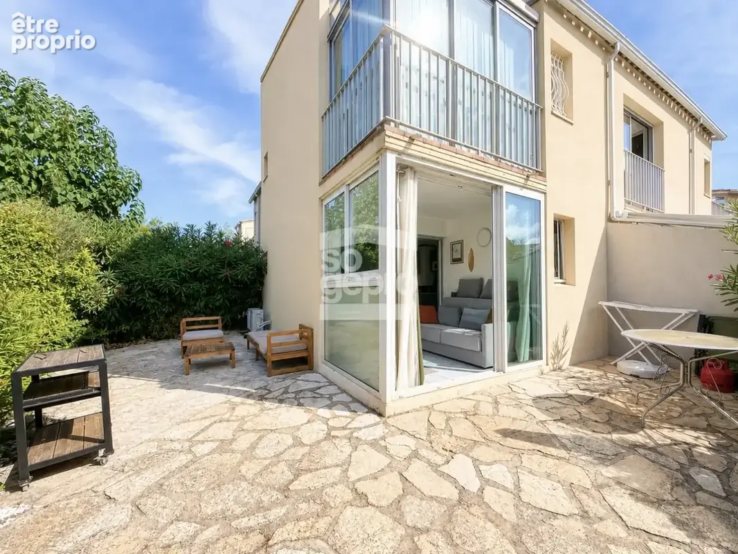 Réf : 2318 - Studio Cabine avec jardin terrasse parking et cellier Mont Saint-Martin Cap d'Agde ! - photo 8
