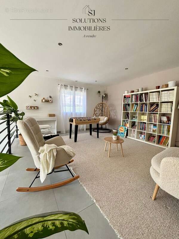 Maison 222 m² à Saint-Cyr-Sur-Le-Rhone  - photo 6