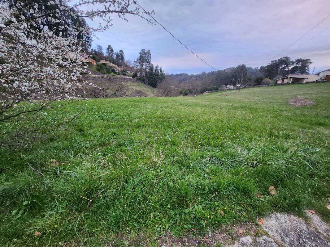 Terrain à UCEL