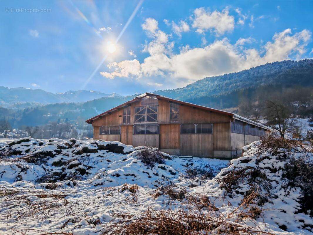 Commerce à LA RIVIERE-ENVERSE