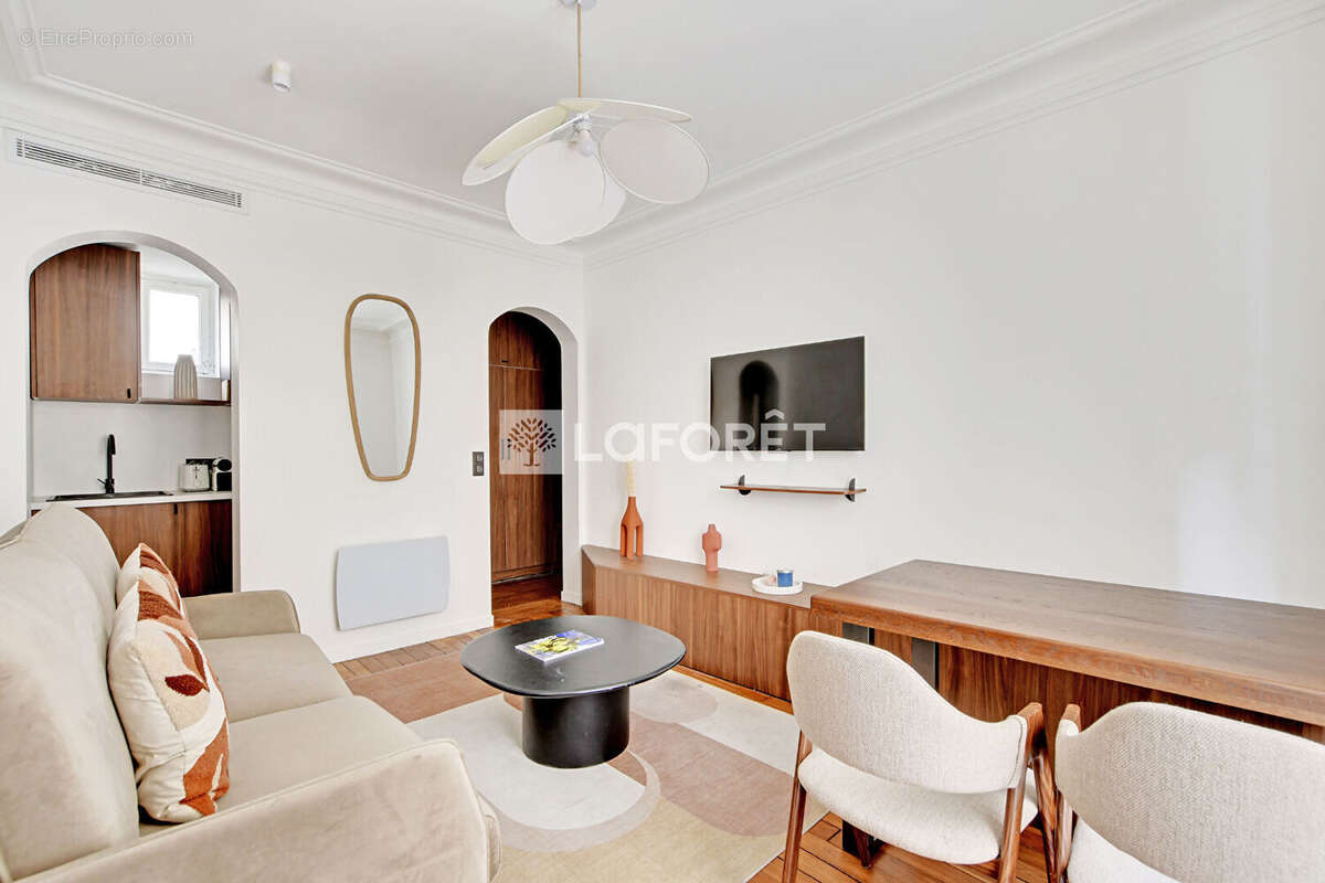 Superbe 2 pièces de 42 m² entièrement rénové, au pied du métro Vaugirard, immeuble ancien ! - photo 3