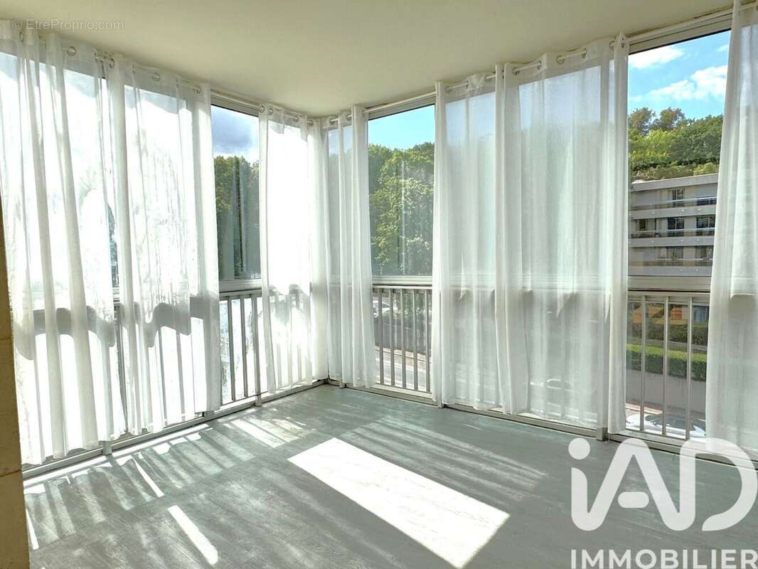 Photo 3 - Appartement à LA CELLE-SAINT-CLOUD