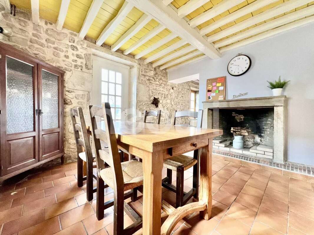 Maison à SAINT-CLEMENT-DE-REGNAT