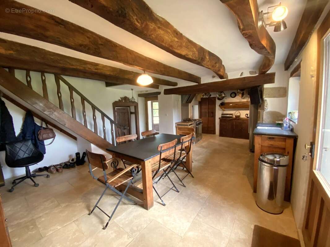 Maison de caractère de 4 chambres en pleine campagne,  avec près de 2ha de terrain attenant - photo 4