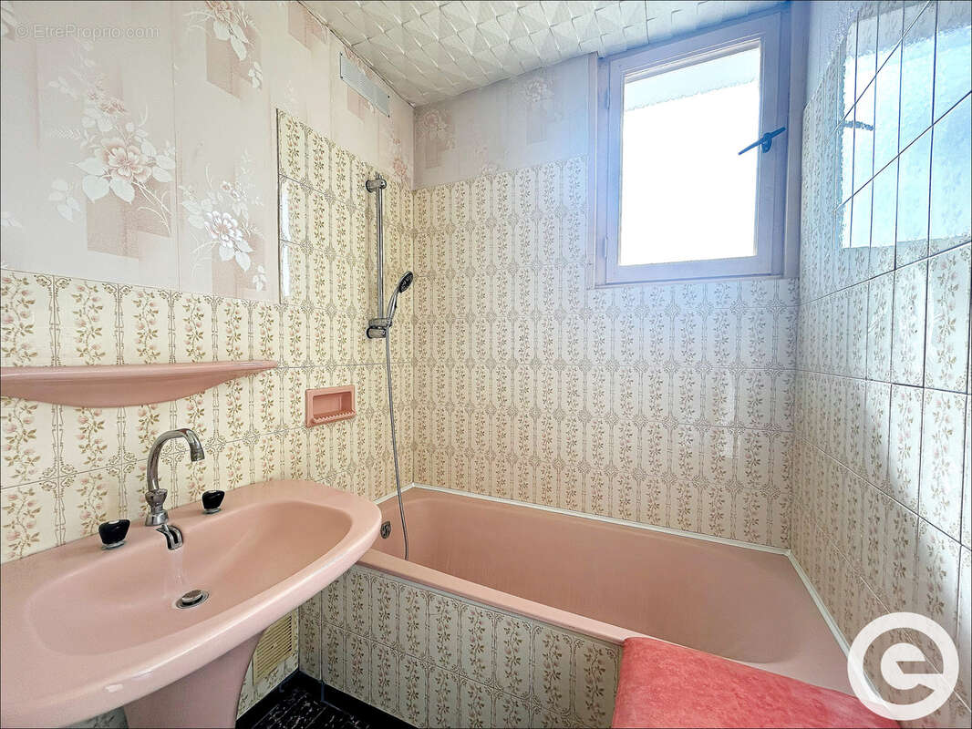 Maison divisée en 2 appartements T3   156m2 -  Saint-Clément - photo 13