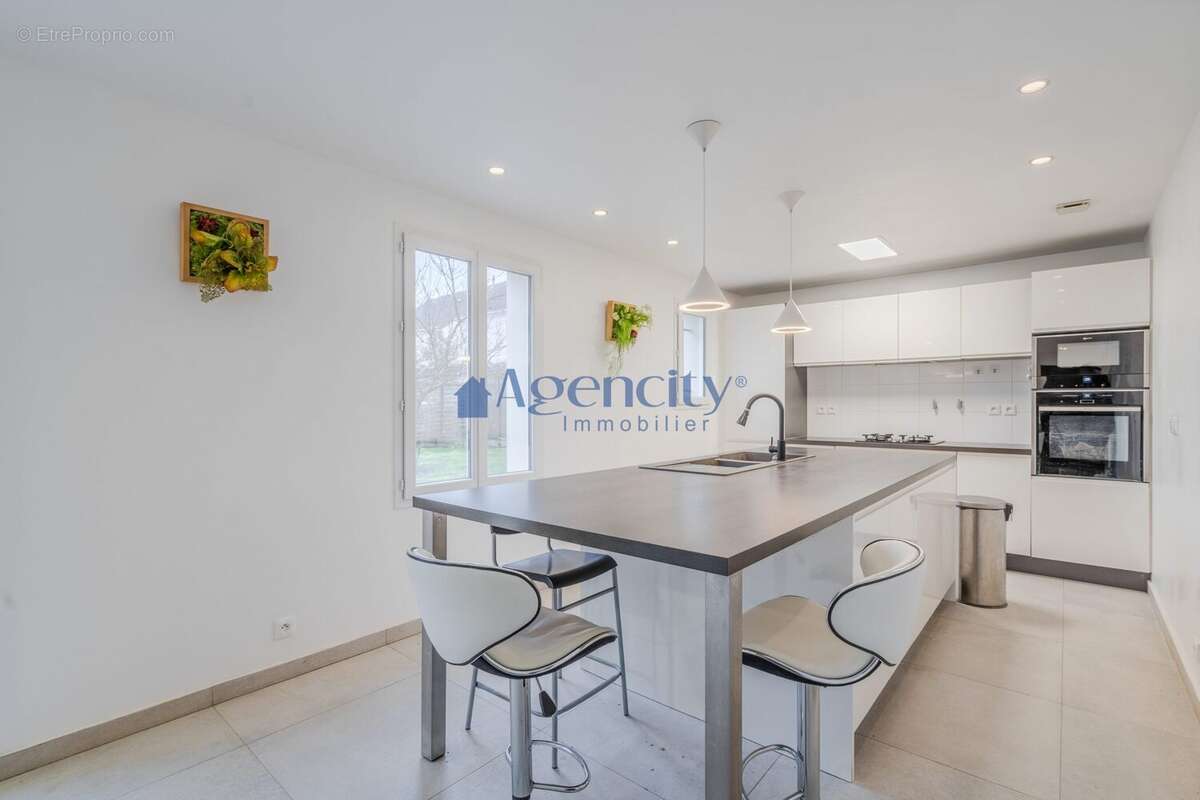 Cuisine US équipée - Maison à COUTEVROULT