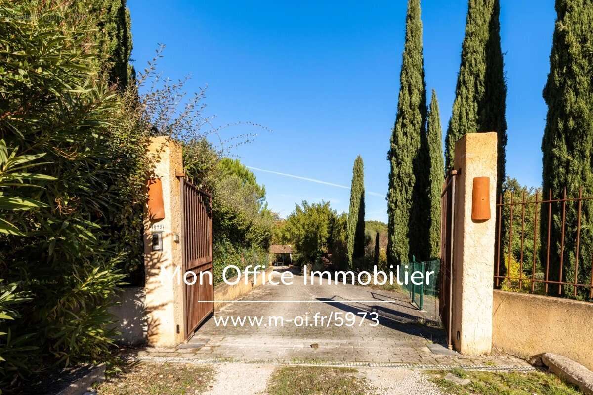 Maison à SIMIANE-COLLONGUE