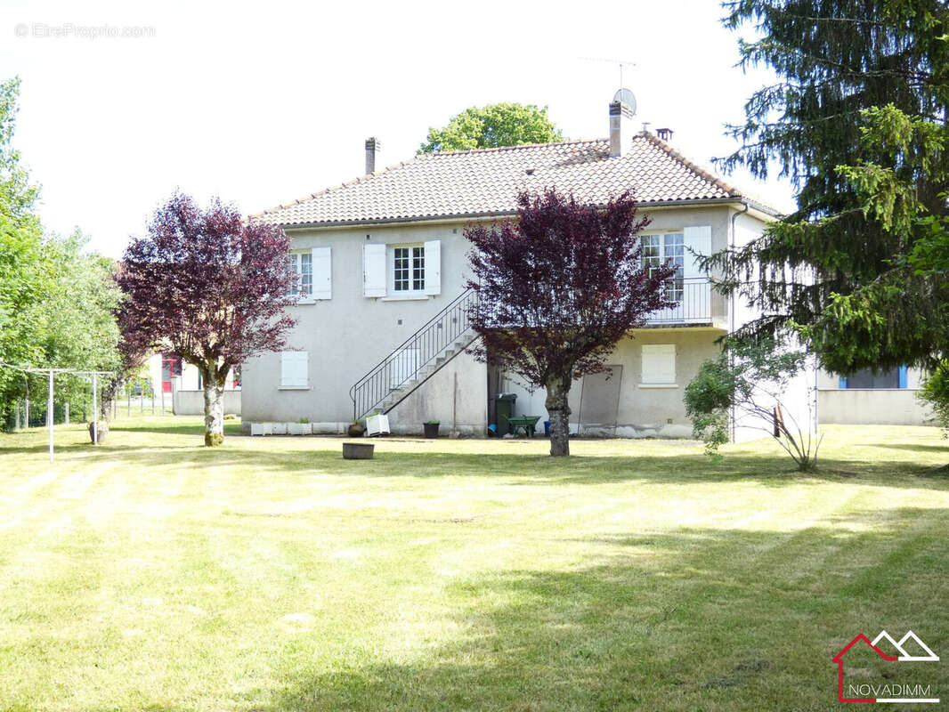 Maison à AGONAC