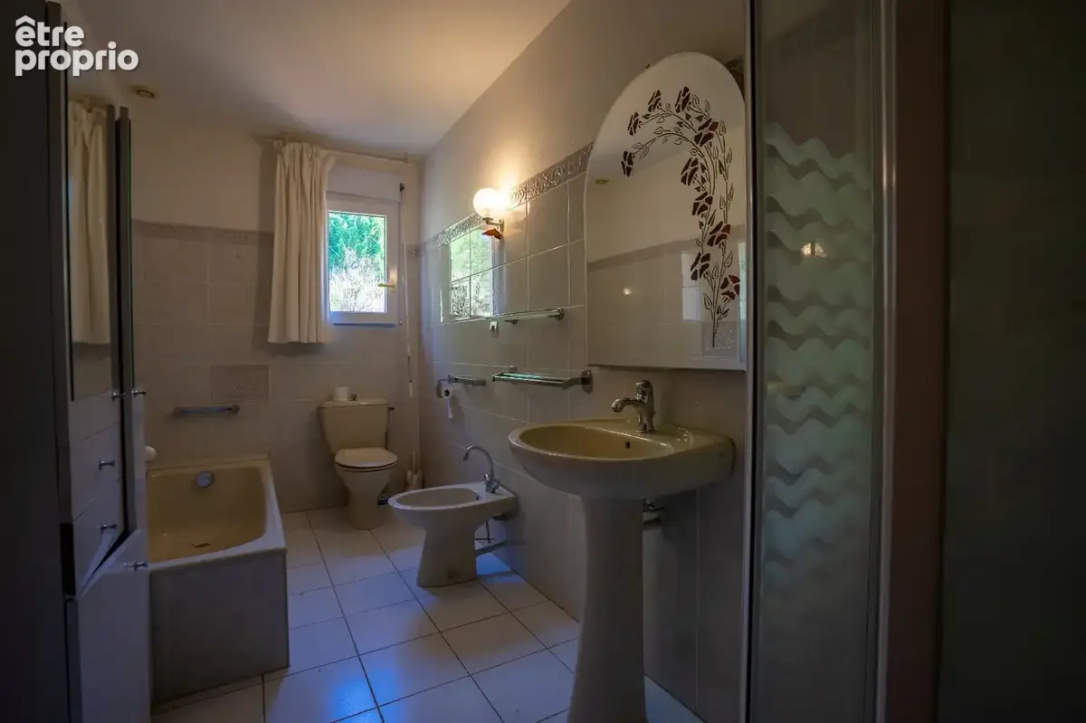 Maison traditionnelle  avec jardin. - photo 11