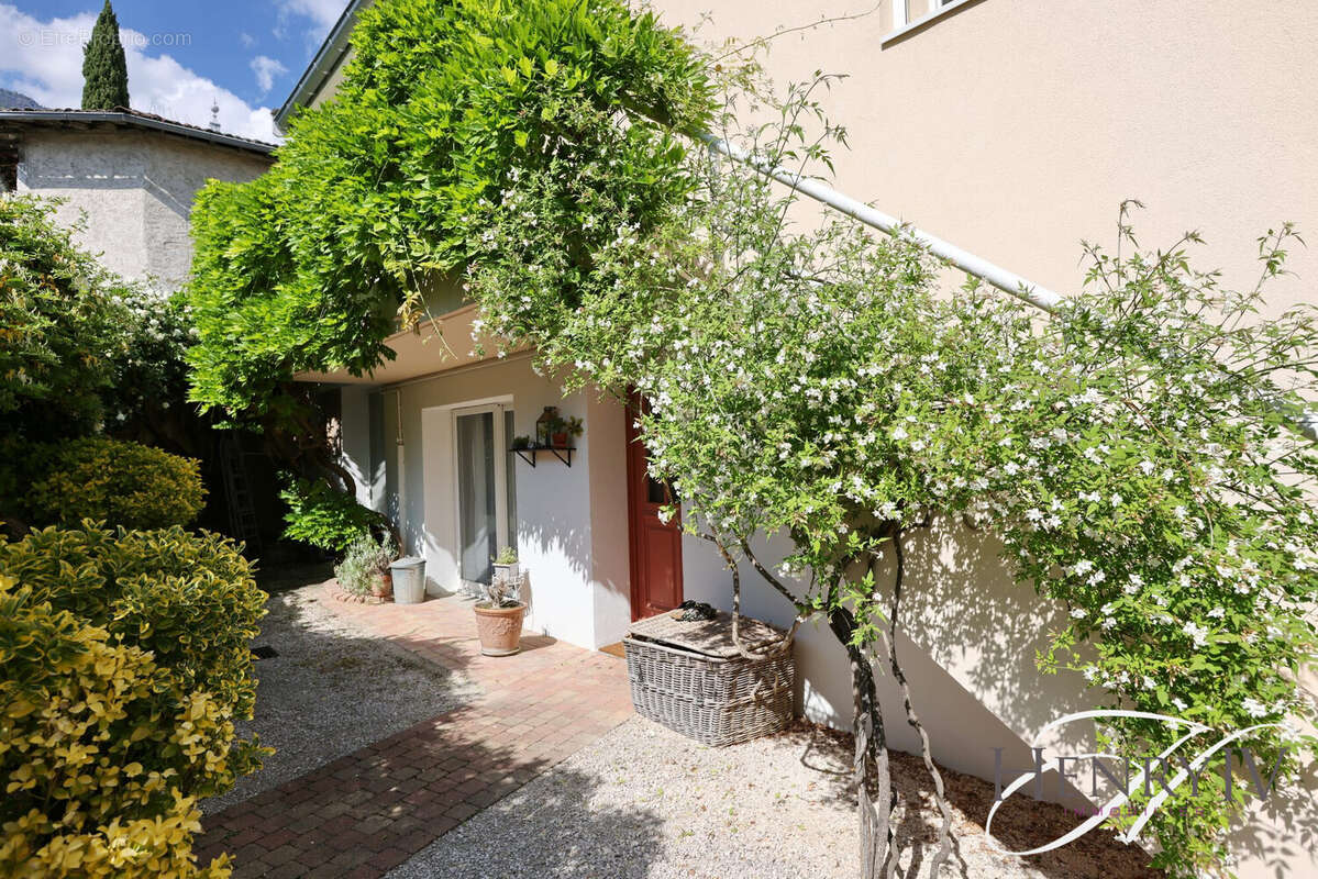 Maison à MEYLAN