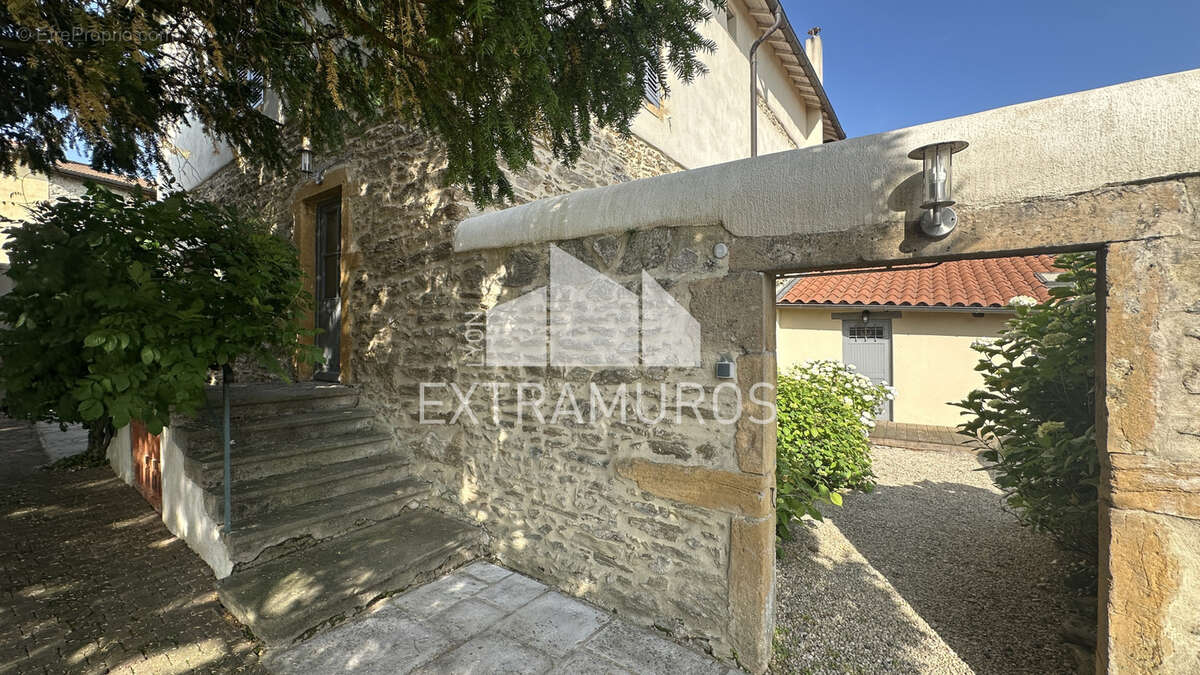 Maison à FLEURIEUX-SUR-L'ARBRESLE