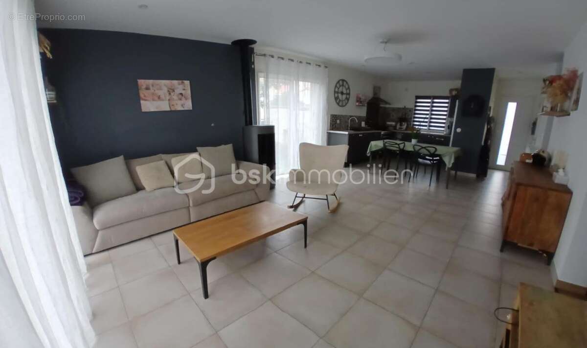 Maison à PEZILLA-LA-RIVIERE