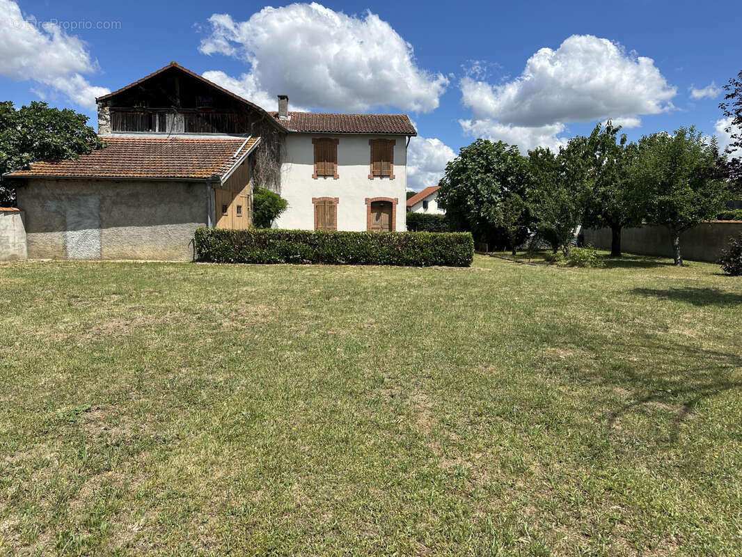Maison de ville a redécorer avec jardin clos et garage - photo 10