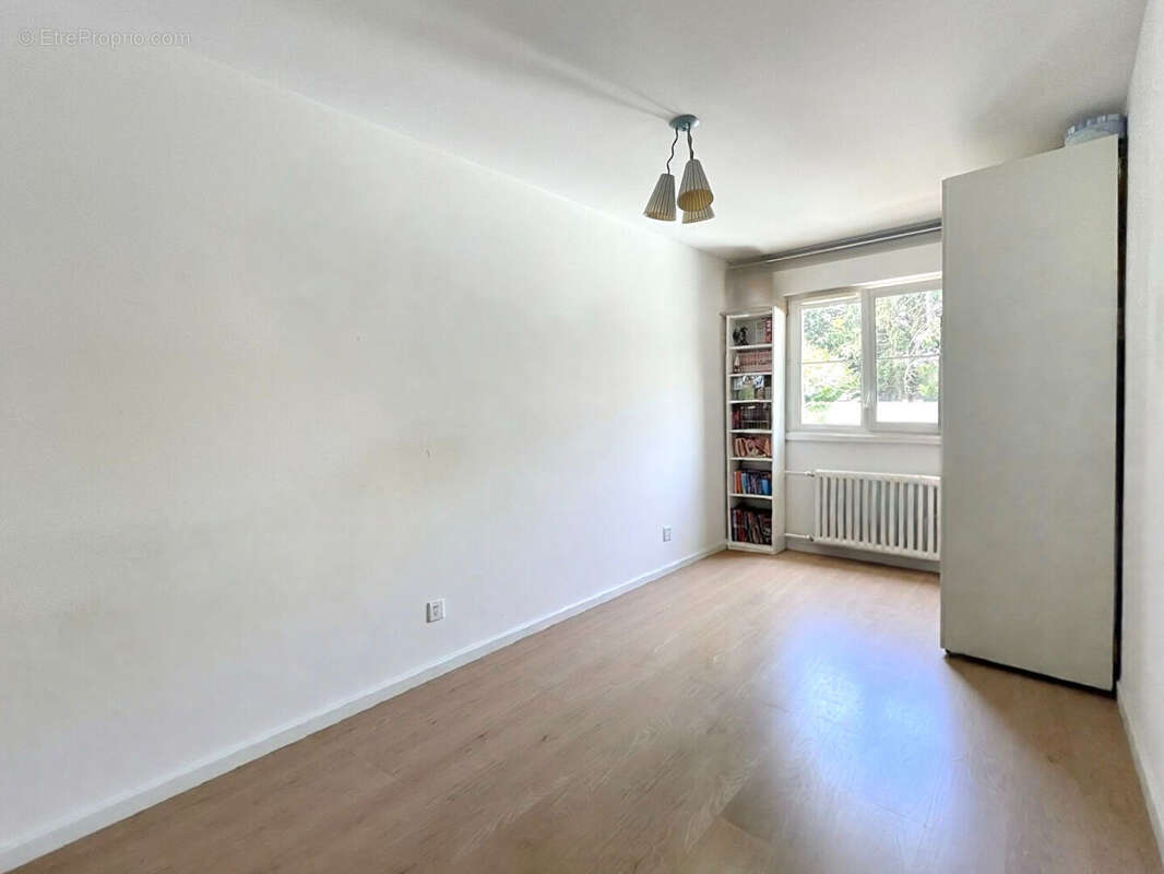 Appartement en rez-de-jardin avec garage, parking, cave, terrasse et jardin - photo 15