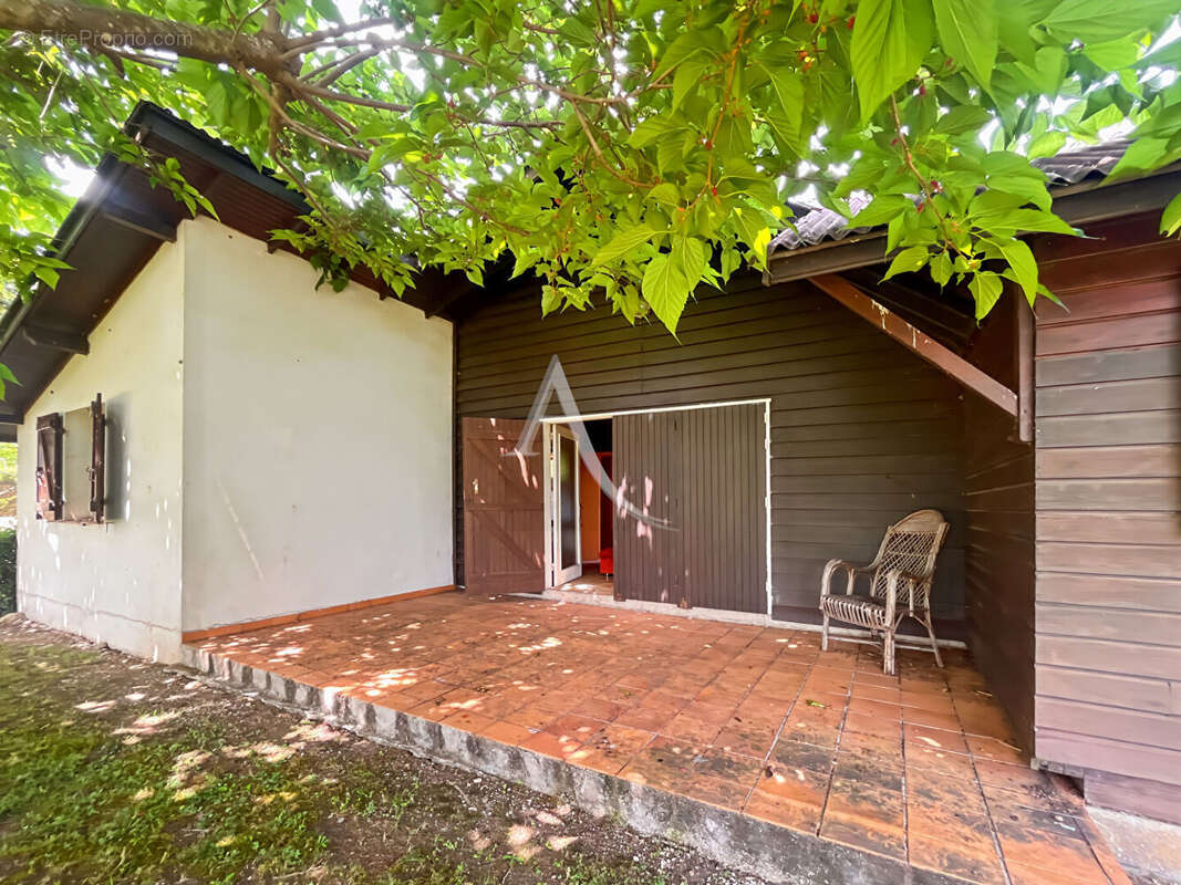 A vendre chalet avec jardin et terrain de tennis - photo 2