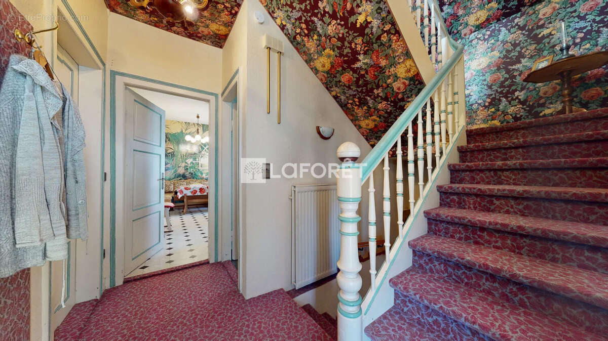 Maison pleine de charme à Schiltigheim, (env. 120 m² au sol) sur 3,71 ares - photo 2