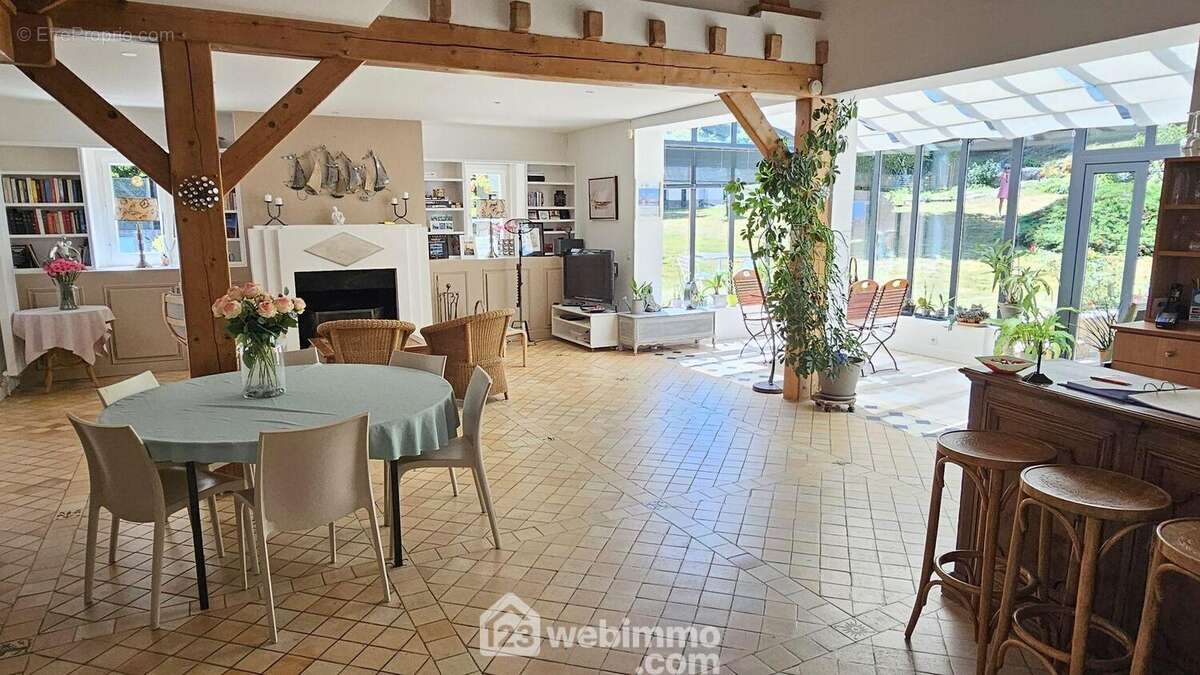 Une vue d'ensemble d'une surface de 80 m². - Maison à MILLY-LA-FORET