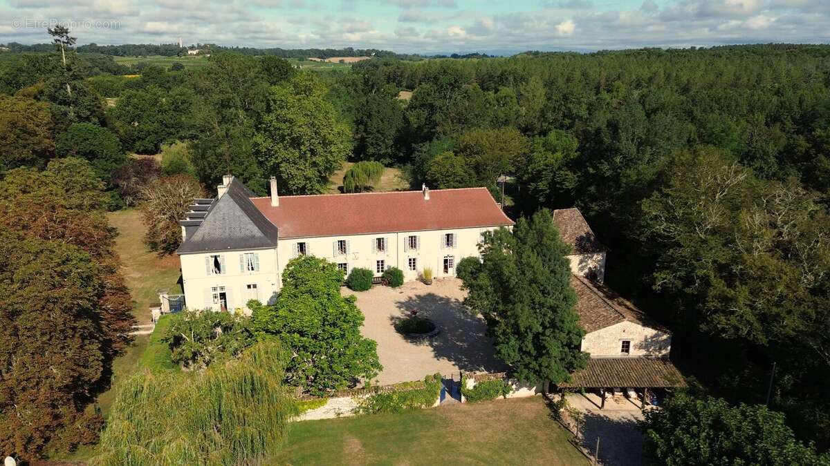 Château à 10 minutes de Bergerac avec maison d'amis et de gardien, piscine, tennis et dépendances - photo 12