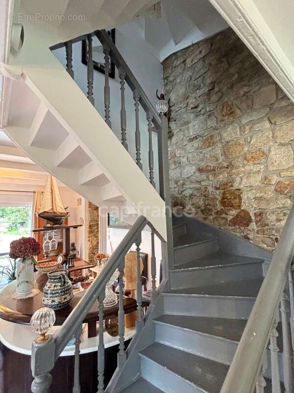 Rare: Charmante Maison de caractère en pierre de taille et moellons au centre historique de LOCRONAN(29) - photo 6