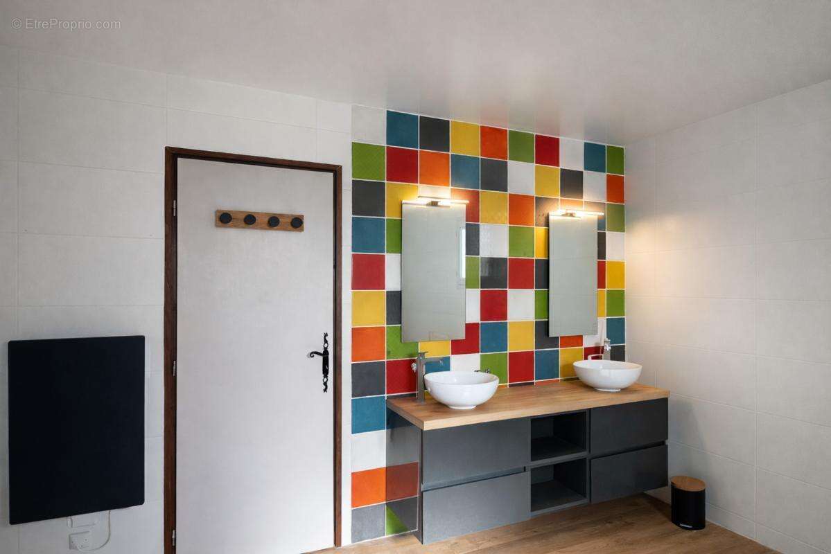 Maison 240 m² à Le Chay  - photo 8