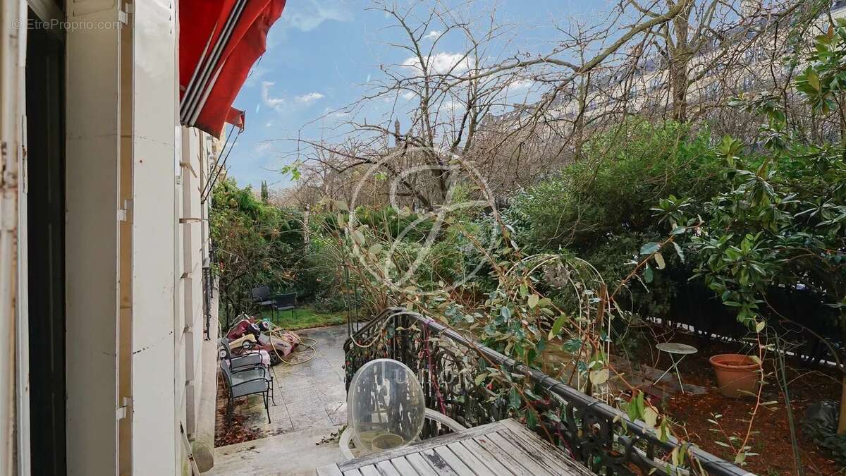 Appartement à PARIS-16E