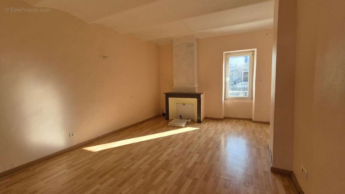 Maison à SAINT-JULIEN-DE-PEYROLAS