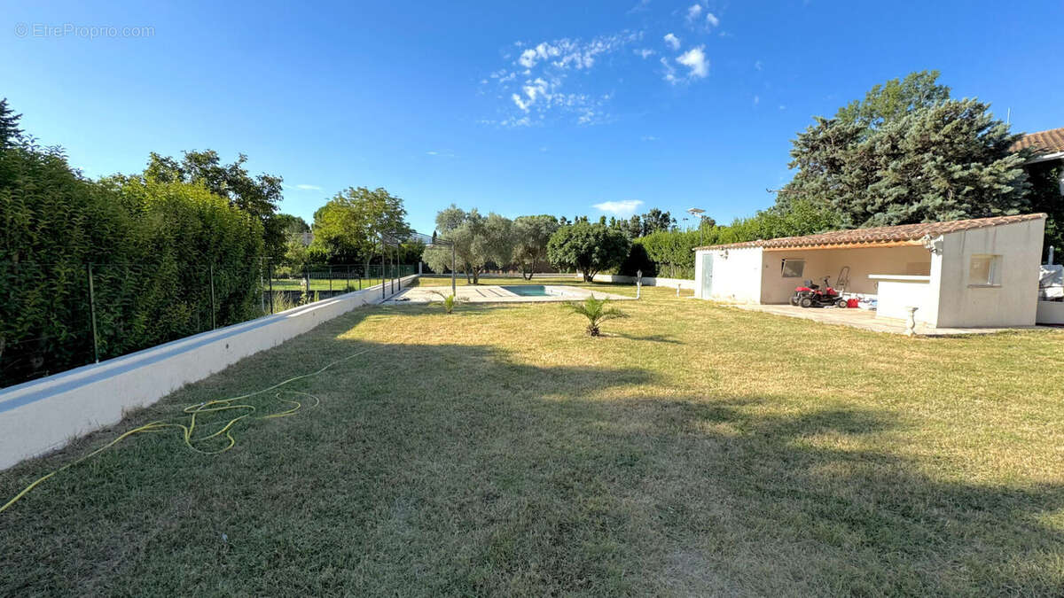 Maison à ENTRAIGUES-SUR-LA-SORGUE