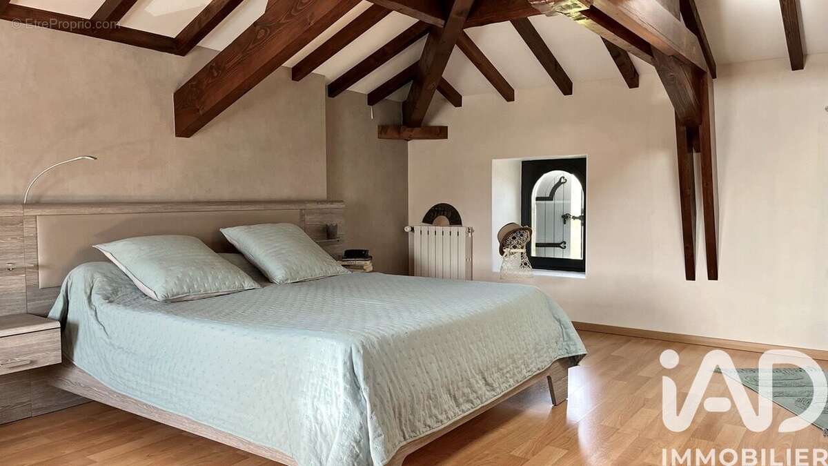 Maison 263 m² à Saint-Fort-Sur-Le-Ne  - photo 8