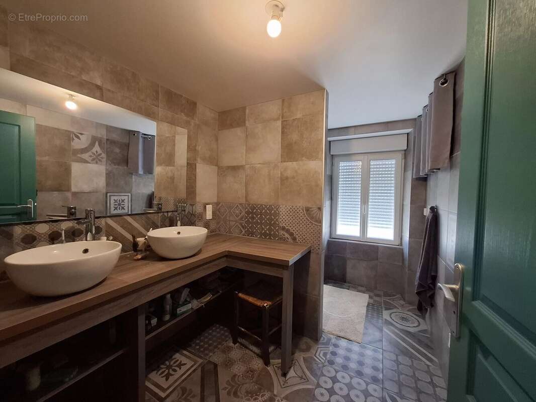 Maison familiale impeccable de 4 à 5 chambres, idéalement située à quelques minutes à pied de toutes les commodités. - photo 12