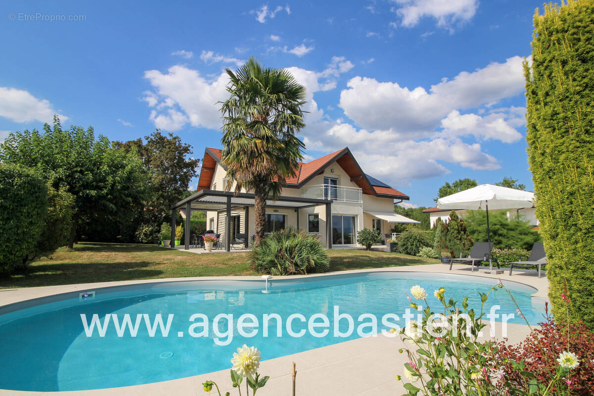 CESSY   Tutegny  Superbe villa de 182 m2 (205m2 au sol) avec piscine chauffée, terrain de 1 146 m2, vue Mont- - photo 1