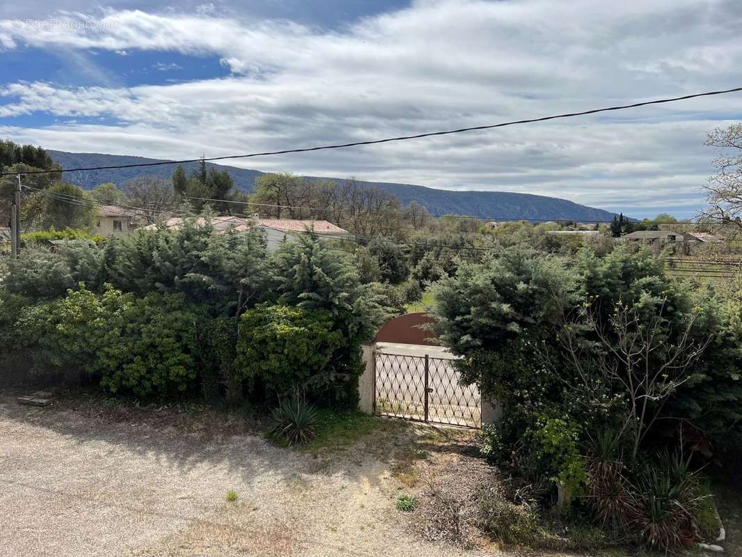 Maison à vendre à Oppède avec une vue sur la montagne du Luberon - photo 4