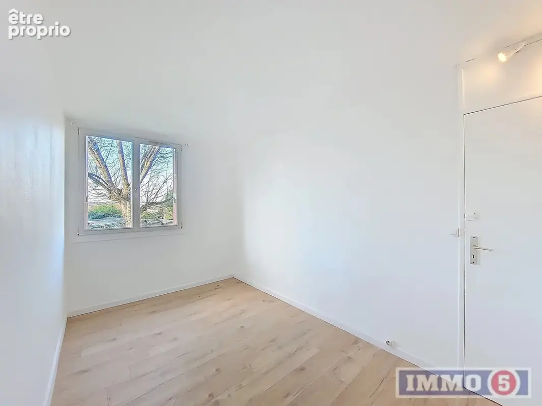 Appartement - 74.75 m² - 5 pièces - photo 7