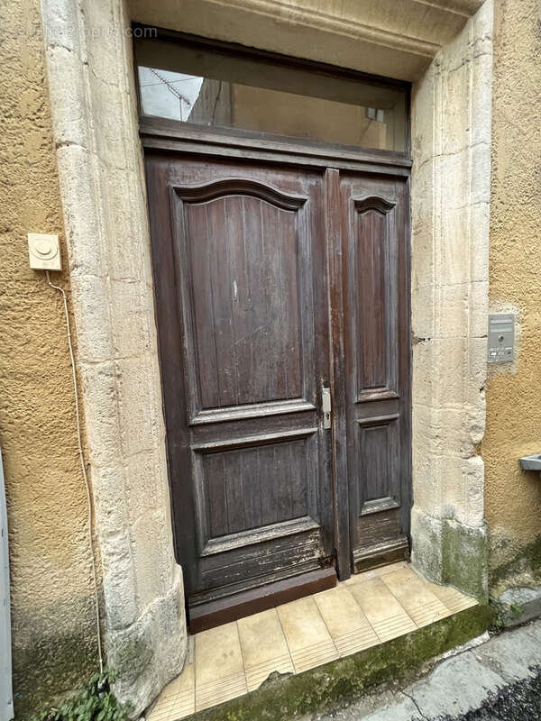 Immeuble de rapport à BEZOUCE, situé à 10 km à l'est de Nîmes, en plein centre du village. - photo 2