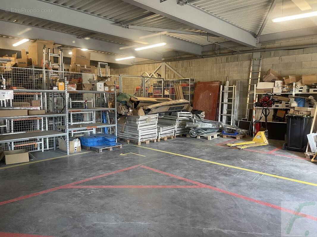 Commerce à LA TERRASSE