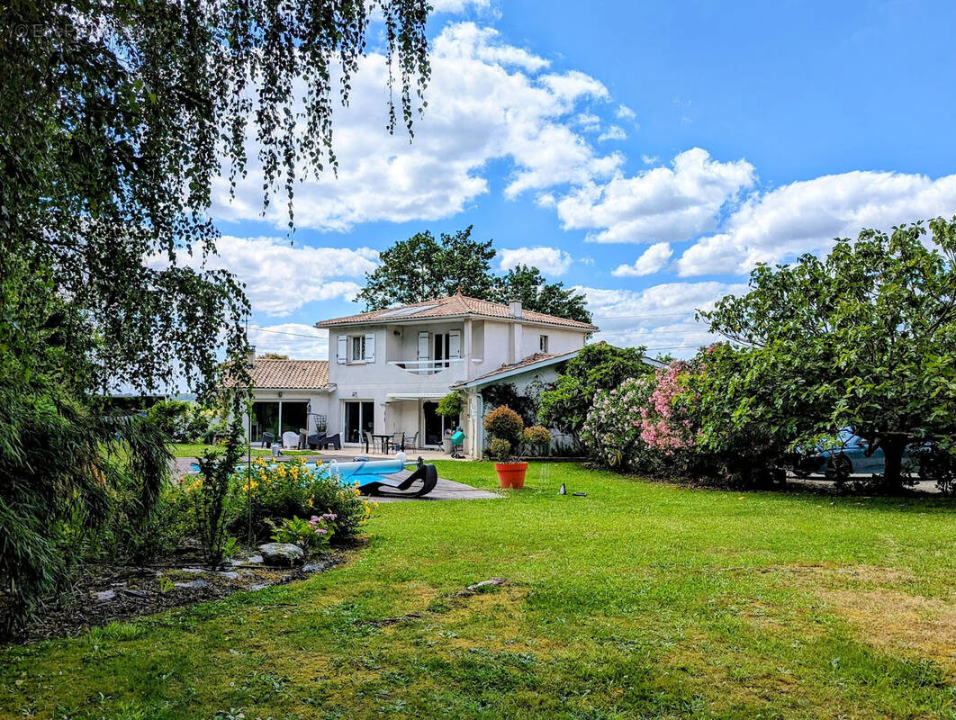 Maison à BEYCHAC-ET-CAILLAU