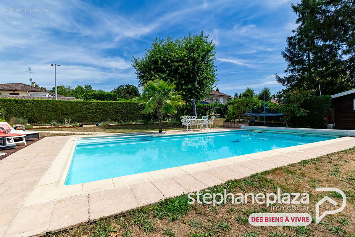 Le calme d'une impasse, la piscine et l'espace pour toute la famille - photo 15