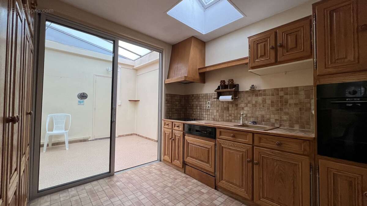 A vendre maison de ville en briques en plein centre ville de EU, 9 pièces, salon avec cheminée, salle à manger, 6 chambres, 2 sa - photo 4
