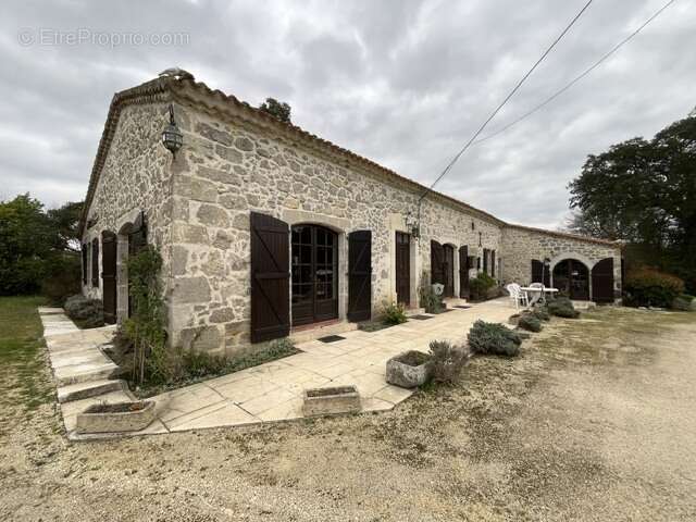 Magnifique propriété de 278 m2 sur 14 hectares - photo 2