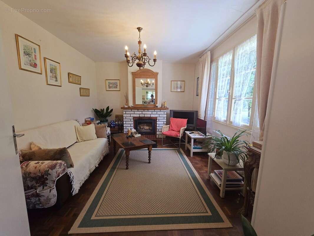 Propriété avec 2 maisons , dépendances et 1 hectare de terrain - photo 6