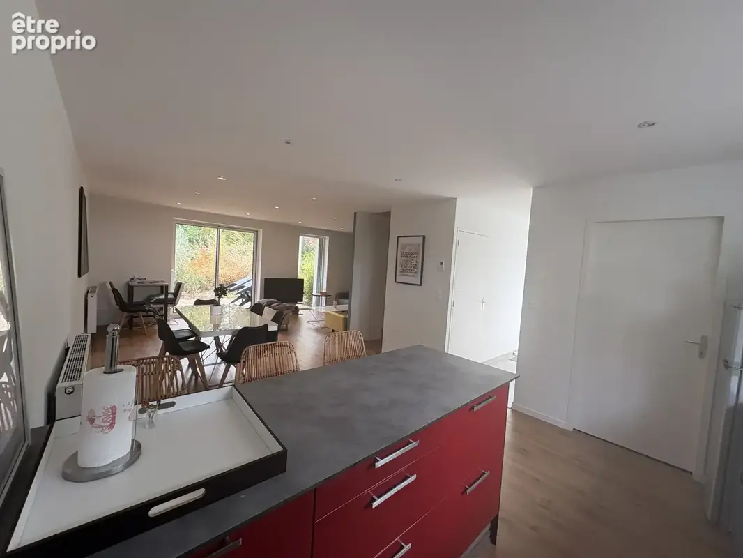Bâtie sur 550 m2 dans un secteur calme, jolie villa récente de 4ch et 2 sdb - photo 6