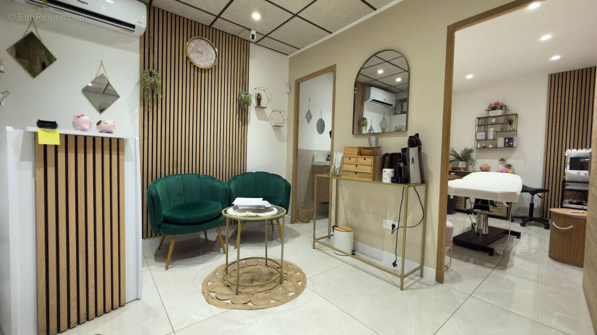 Commerce à SIMIANE-COLLONGUE