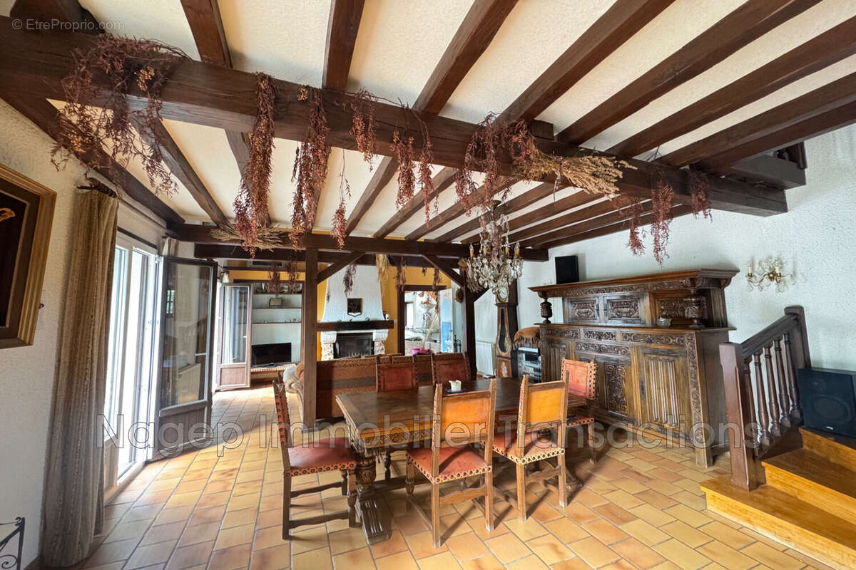 Maison à SAINT-REMY-EN-ROLLAT