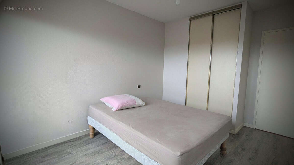 une chambre - Appartement à AIGUILLON