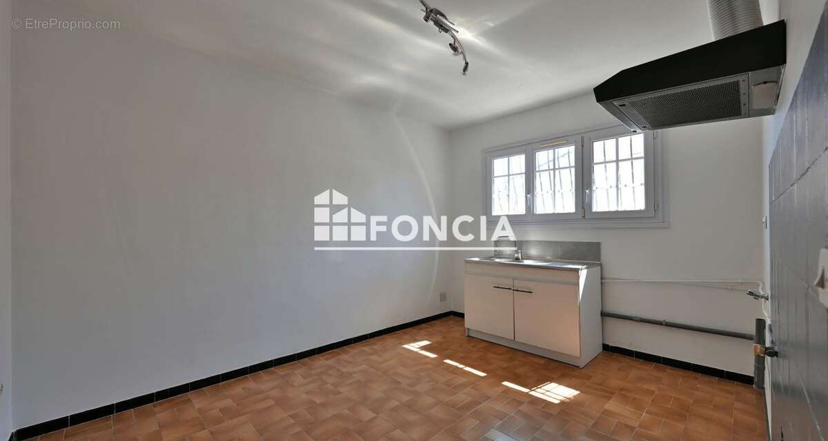 Raphèle les Arles ,maison de 156 M2 divisée en deux appartements avec garage et jardin - photo 7