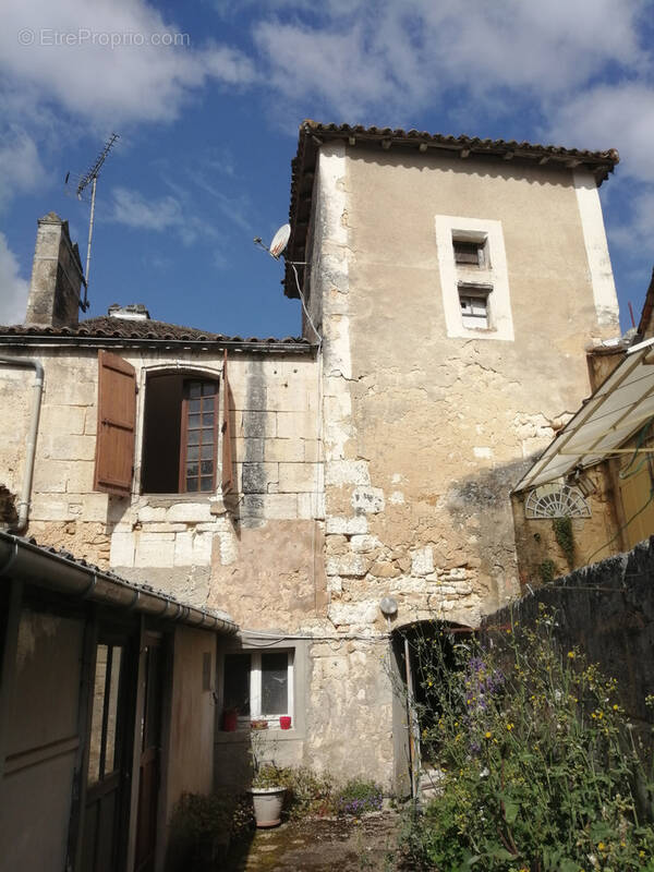 Maison à LA ROCHEBEAUCOURT-ET-ARGENTINE