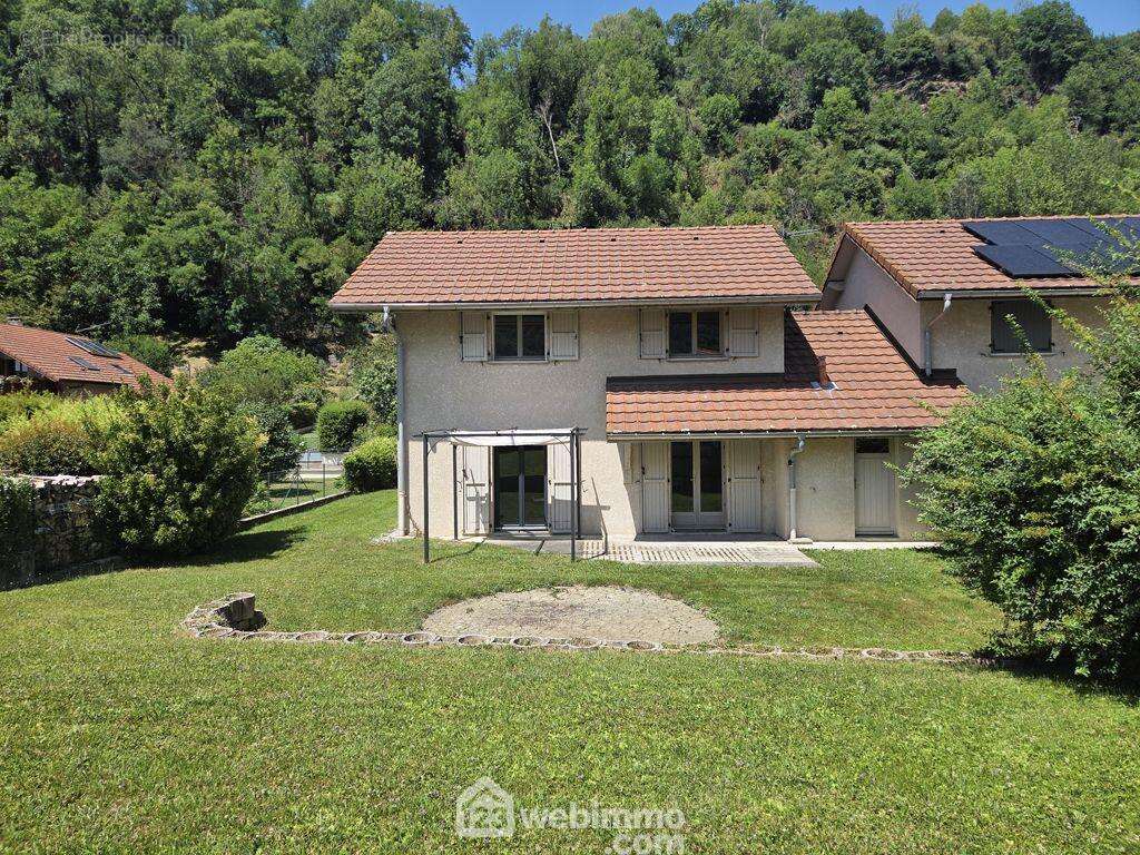 En exclusivité sur la plaine de Conflans à Albertville, maison mitoyenne de 98m² et son terrain de 517m². - Maison à ALBERTVILLE