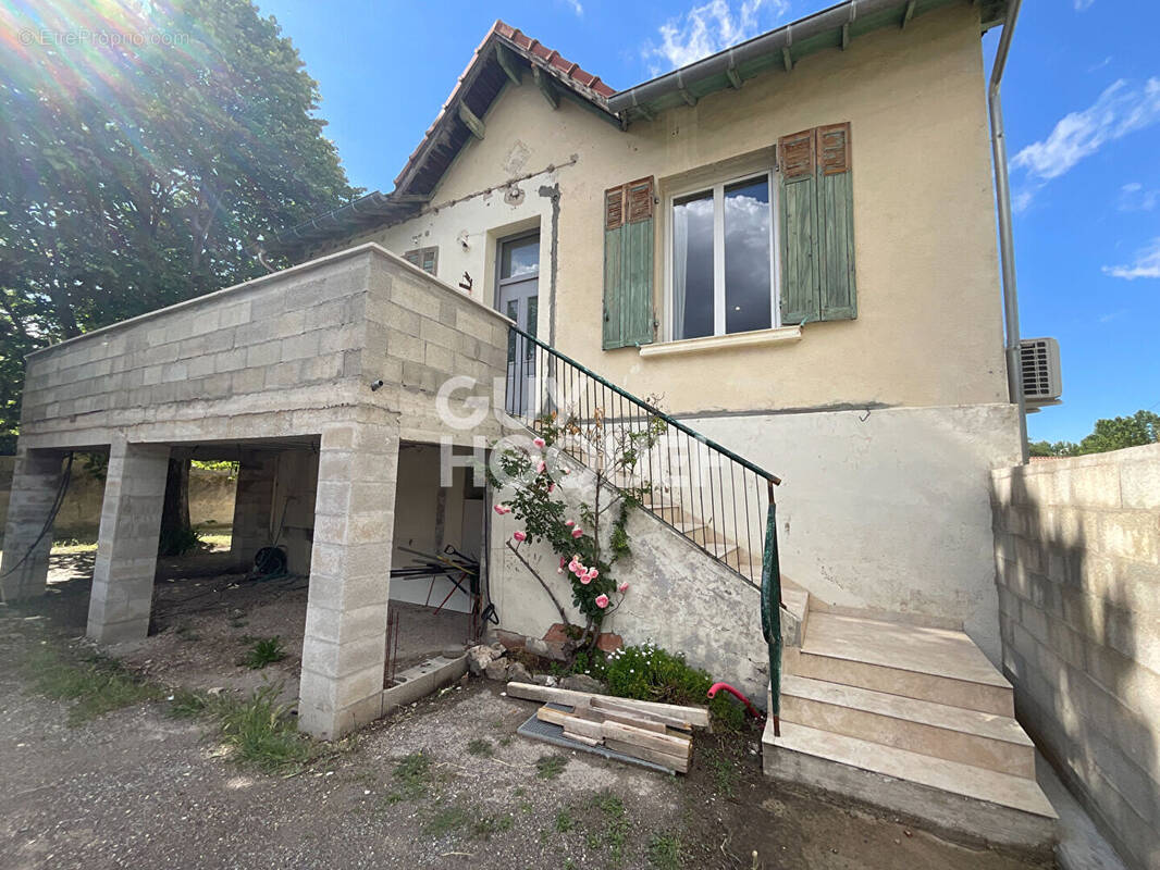 Maison à ENTRAIGUES-SUR-LA-SORGUE